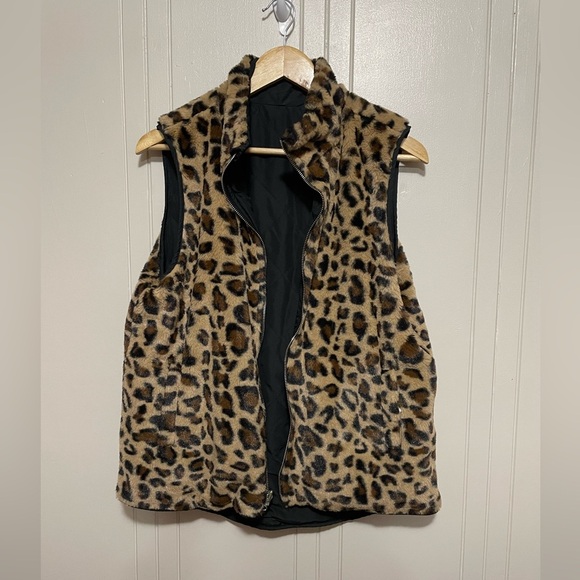 NWOT Reversible faux fur leopard/black vest - Picture 3 of 13